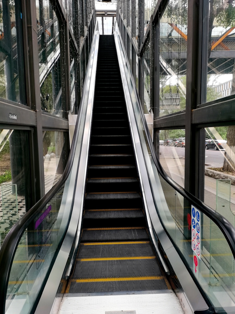 过街天桥的扶梯好寂寞