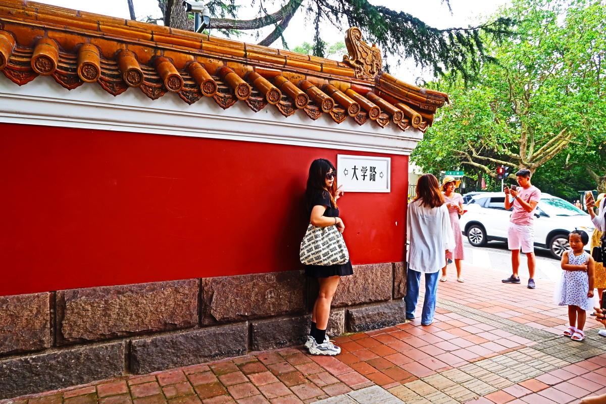 打卡青岛大学路网红墙