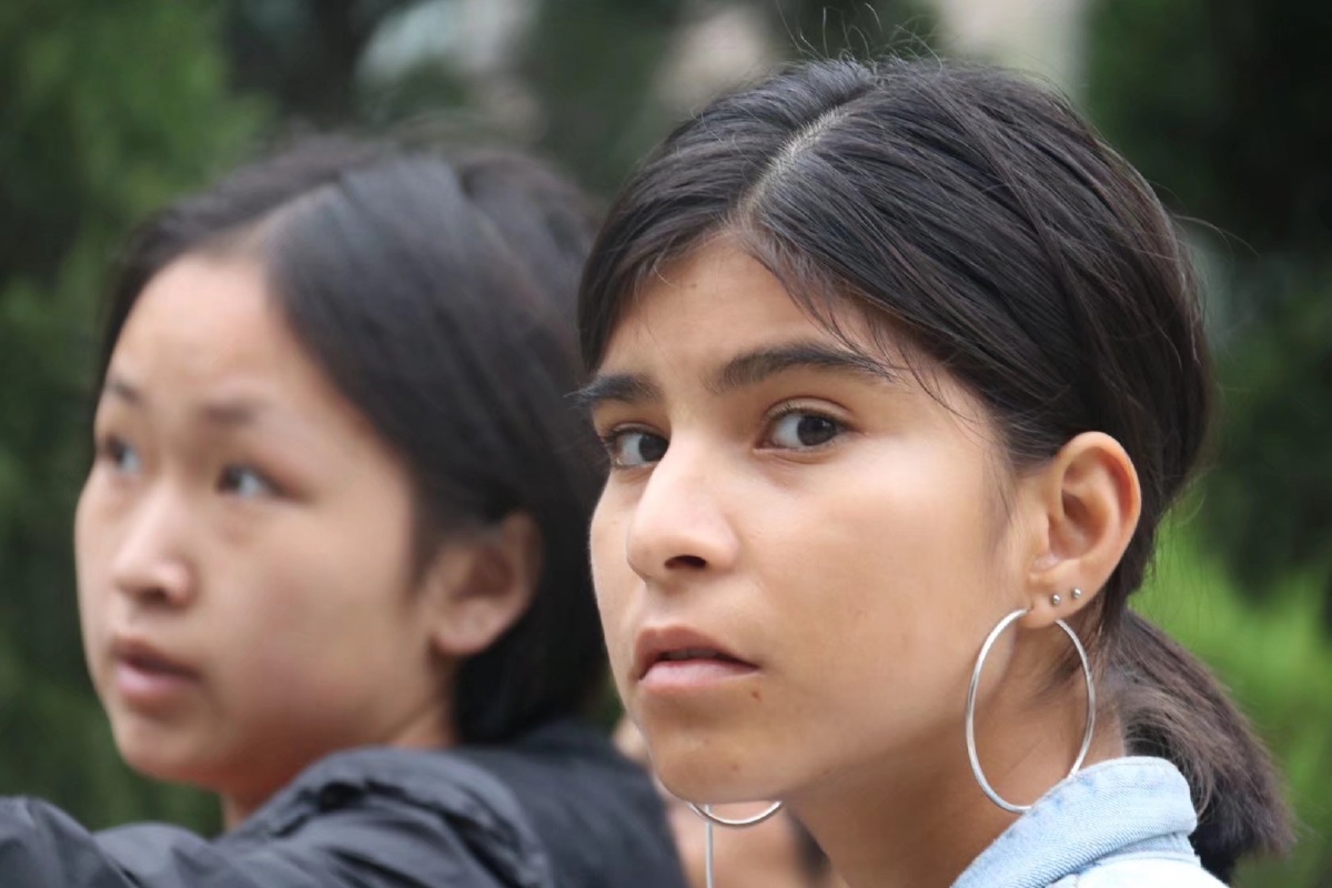 去汶川地震遗址时偶遇一个外国小姐姐,看她凝重的神情突然有一种共通