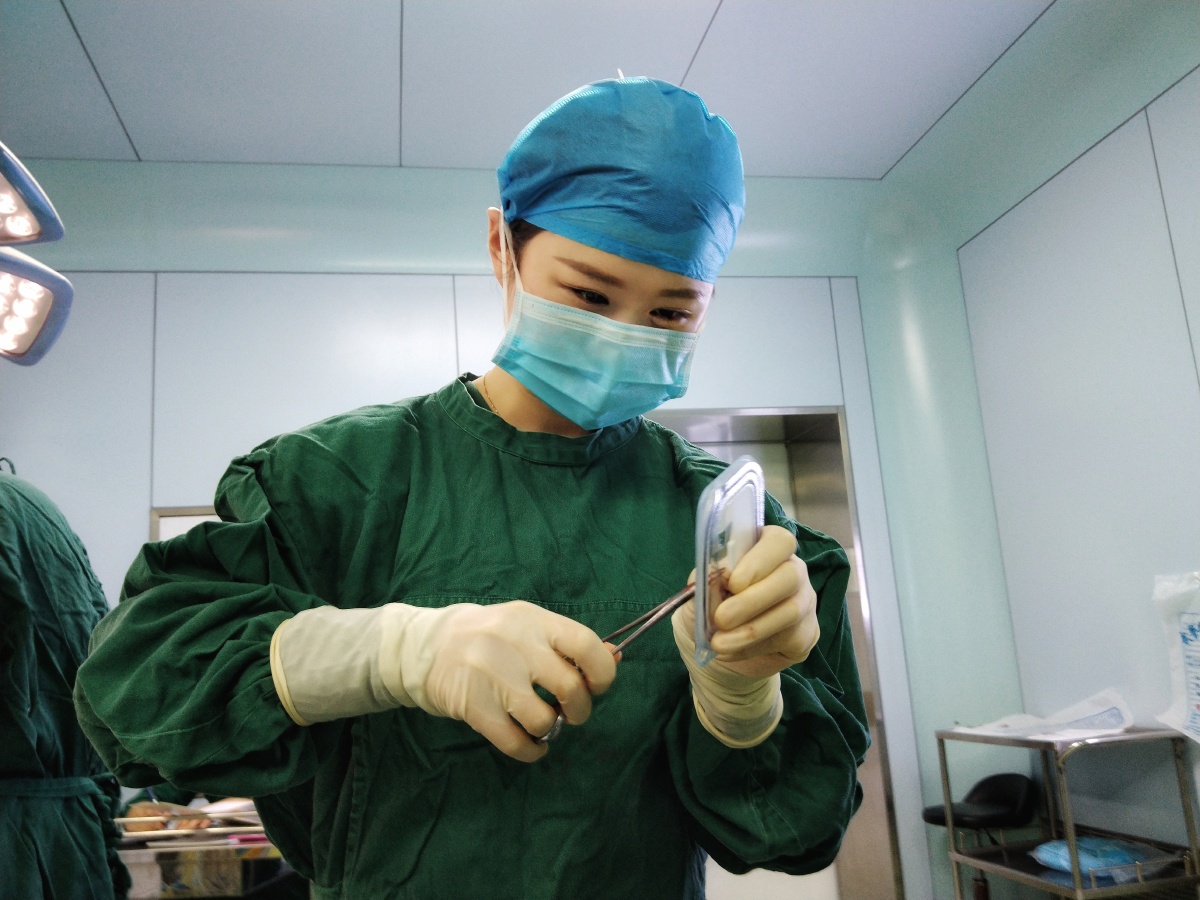 年轻的小同事第一次和我同台工作,做我的台上器械护士