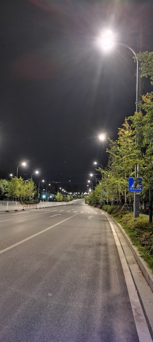 午夜的街道空无一人