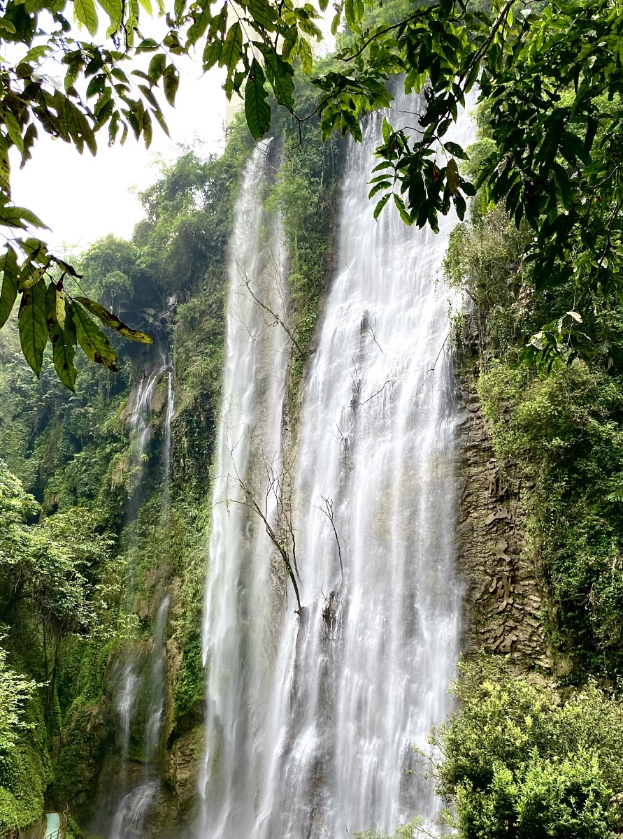 古龙山大峡谷瀑布