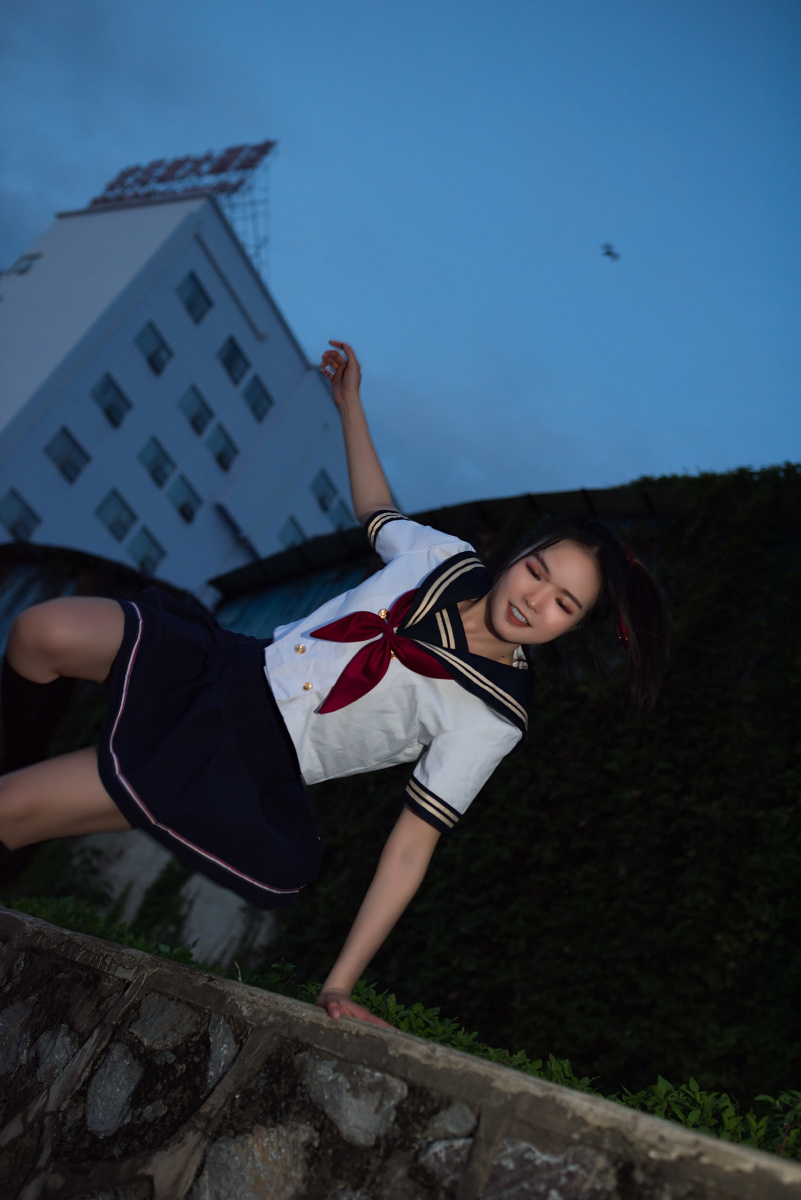 鲜艳的红领巾似乎是想拍jk很久的少女于是衣服到了就