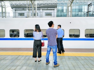 305892