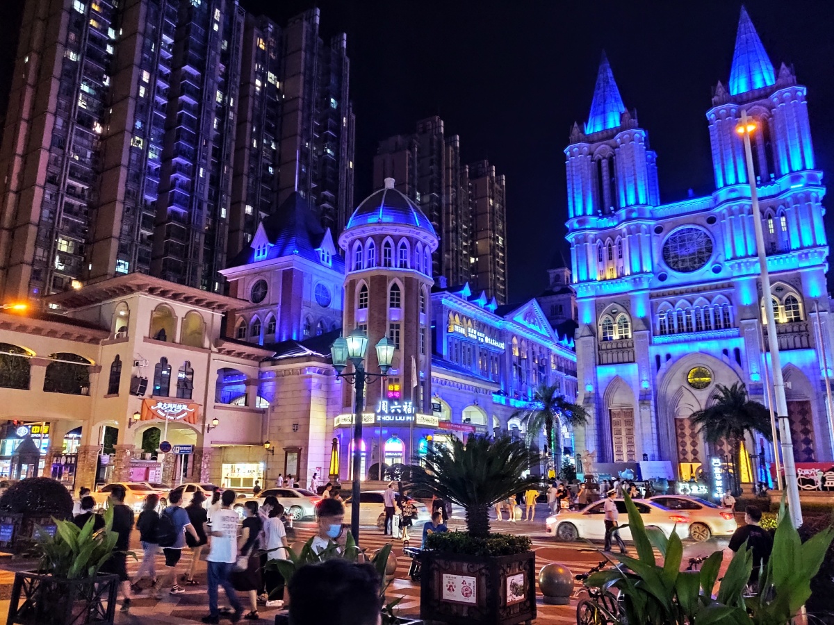 武汉光谷风情街,还是那么多人,那么好看