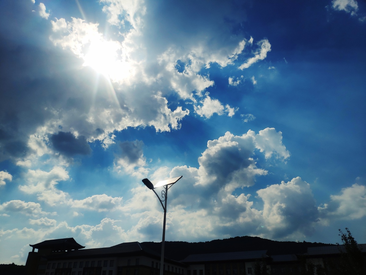 学校上空的一片天总是美得让人心动