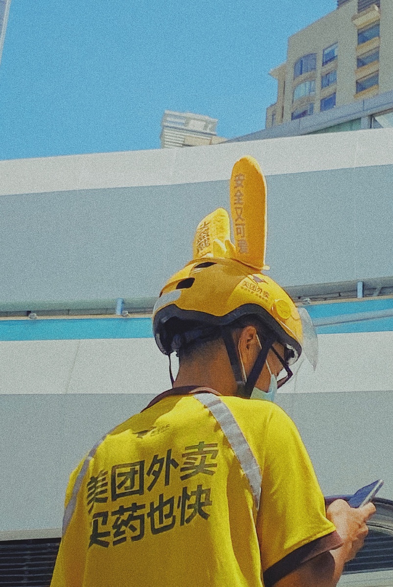 每次走在大街上看到美团小哥的兔耳朵都超开心的