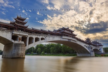夕阳下的廊桥