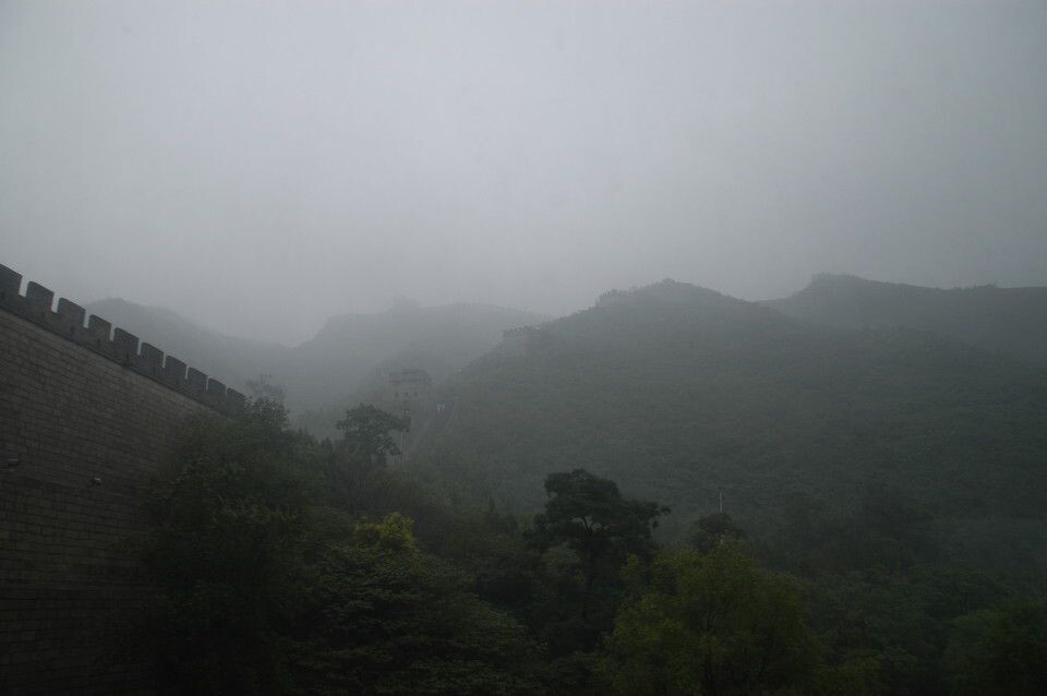 长城<br />
阴雨日,云雾遮缭,更有看不透的宏伟