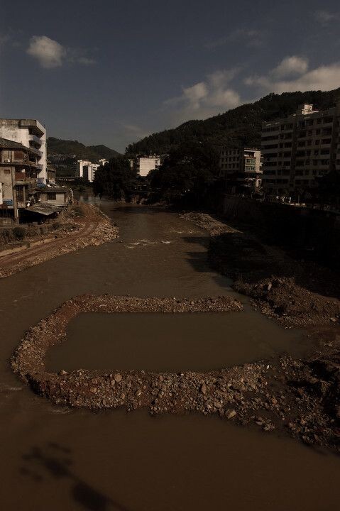 尤溪的溪<br />
福建某县,名尤溪,溪水因建设而污染