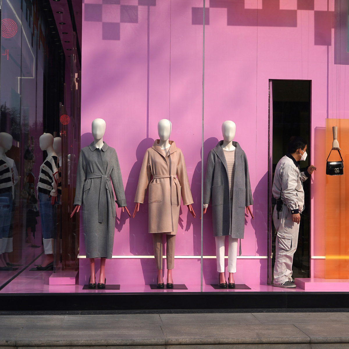 2019年至2021年10月11日西安赛格橱窗记录不同时间同场景里的细节变化