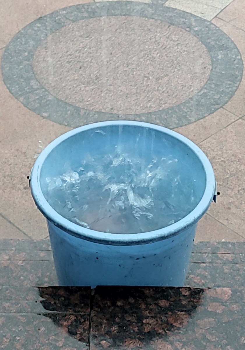 过雨天接桶雨水浇花用拍摄于2021年10月3日住所