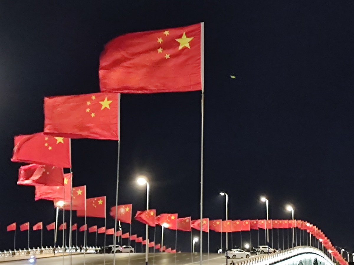 迎国庆插红旗的人们用时两天把中海天地桥的五星红旗全部插好到位拍摄