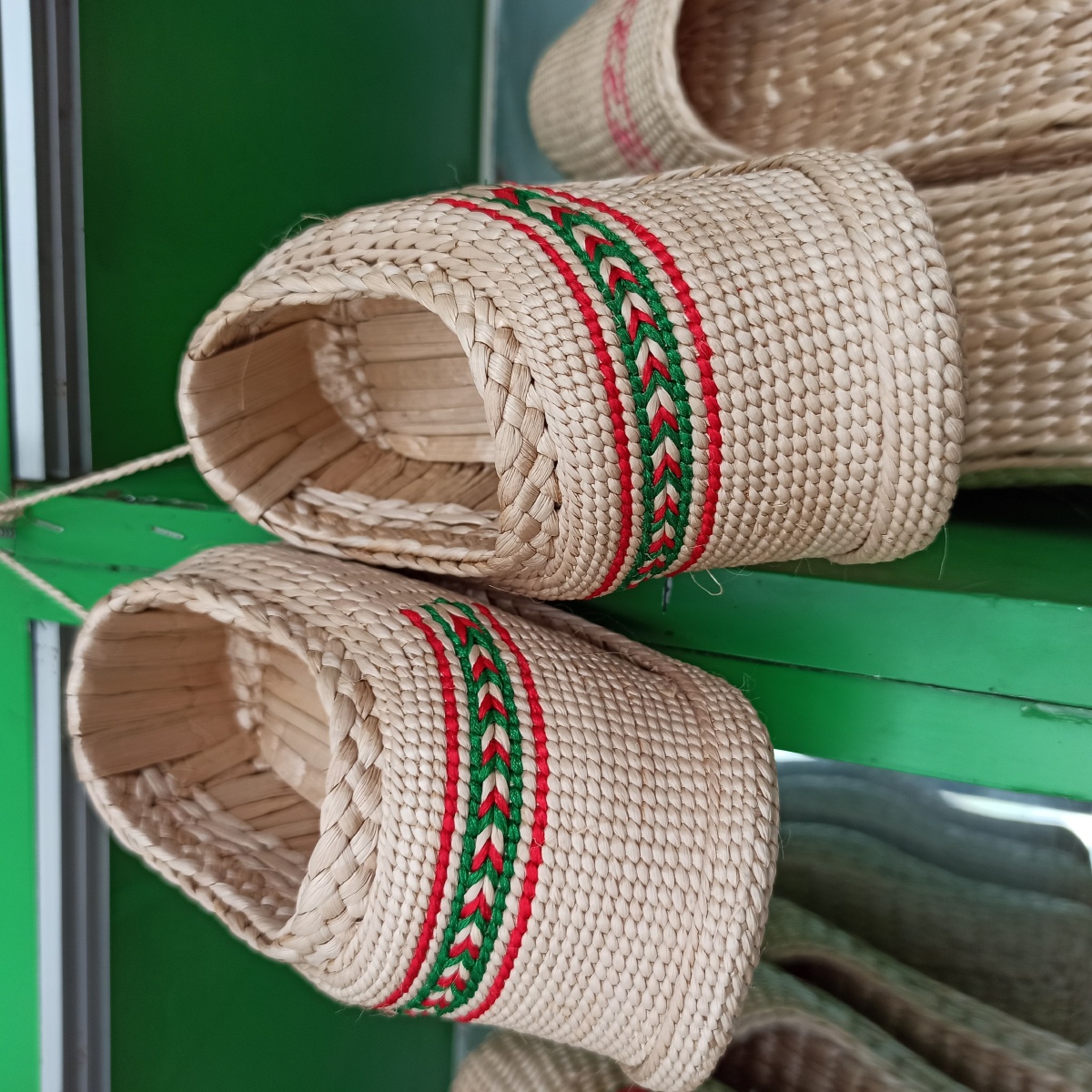 湾头的纯手工艺制作.草编鞋