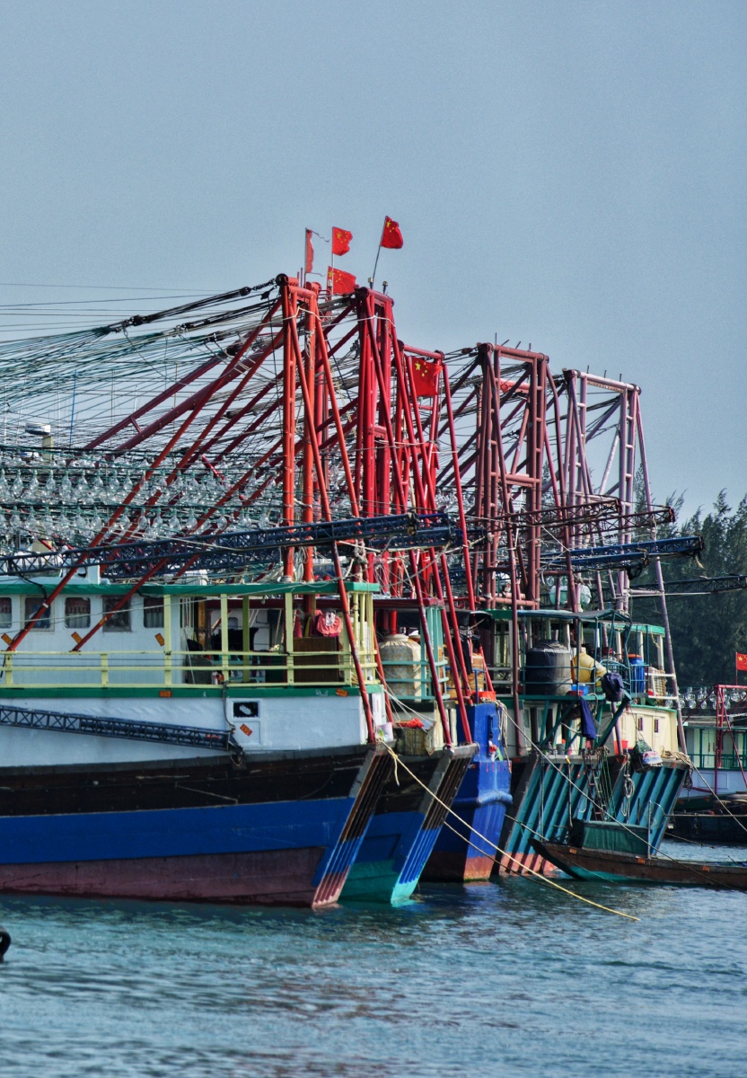 受新型肺炎疫情影响春节期间的防城港市企沙渔港显得格外冷清渔船密密