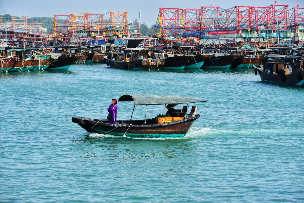 受新型肺炎疫情影响春节期间的防城港市企沙渔港显得格外冷清渔船密密