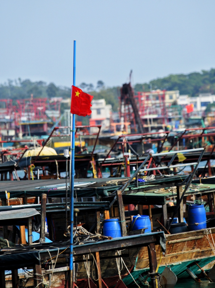 受新型肺炎疫情影响春节期间的防城港市企沙渔港显得格外冷清渔船密密