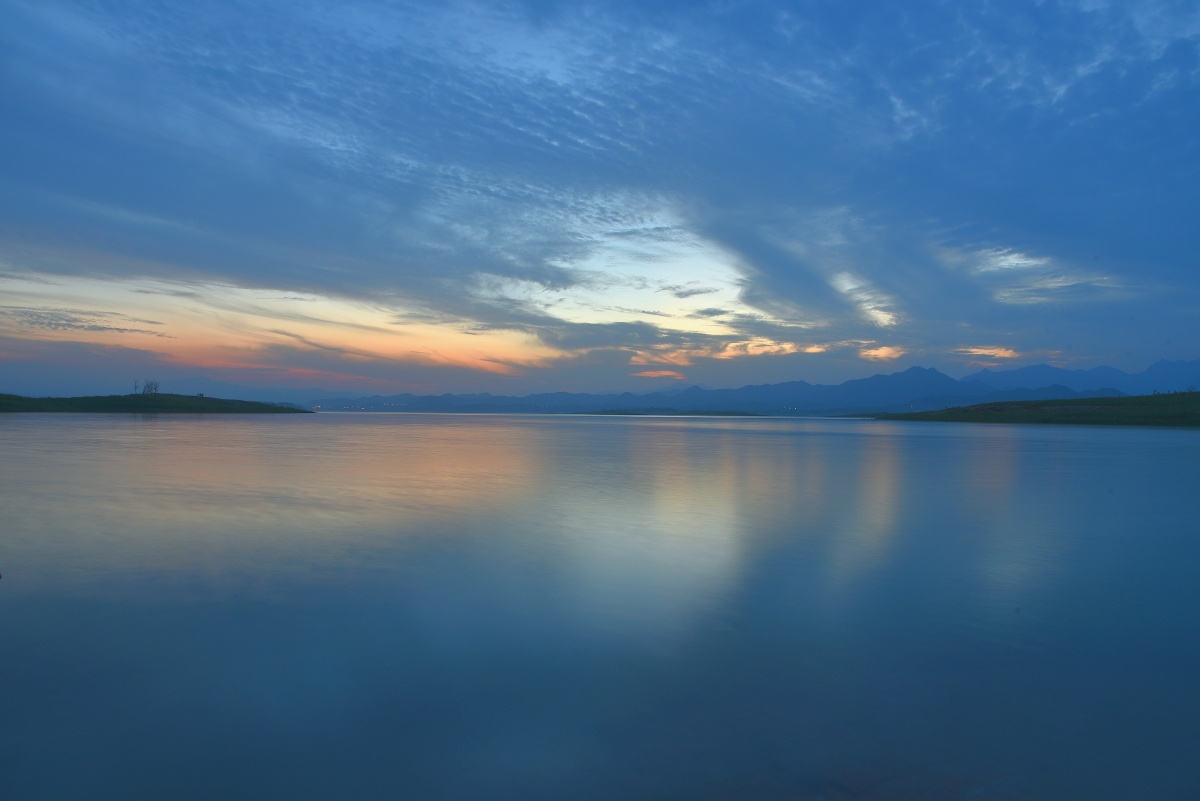 金色的水面快艇在平静的水面留下了阵阵波纹驶向了新中国走来的村庄