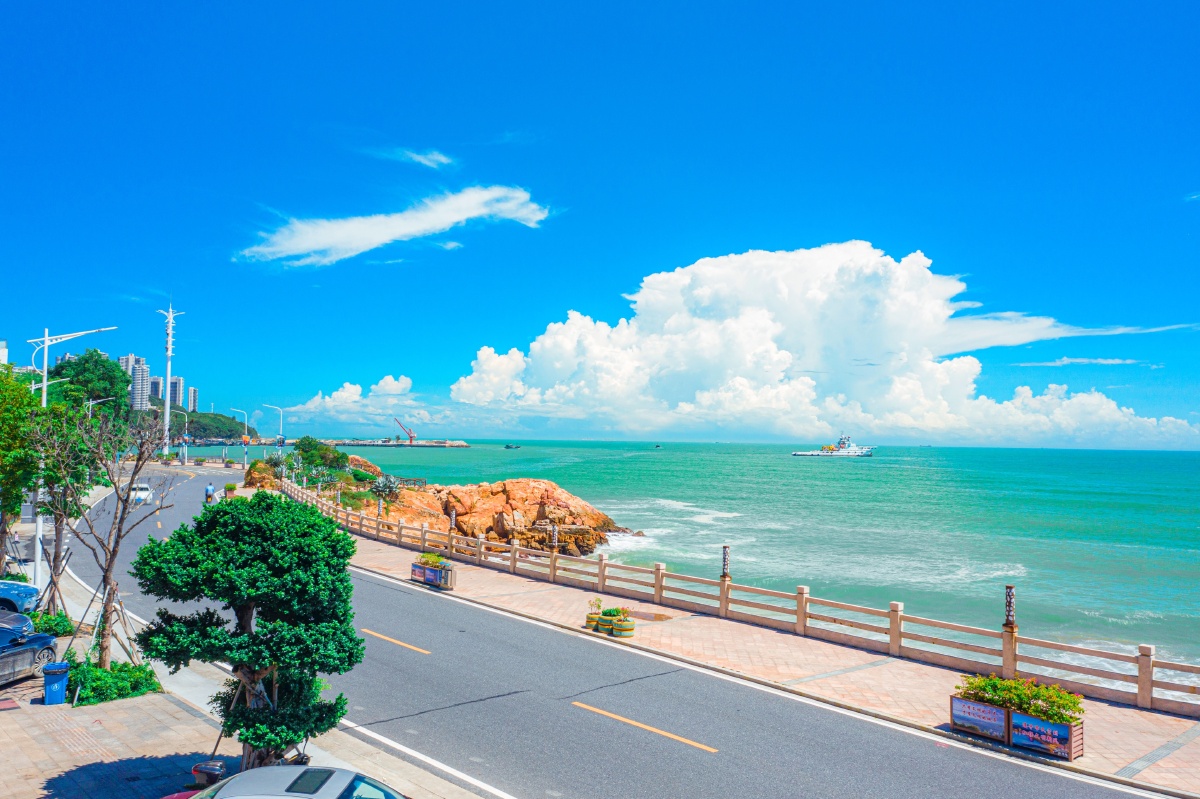 蓝天白云的海滨路