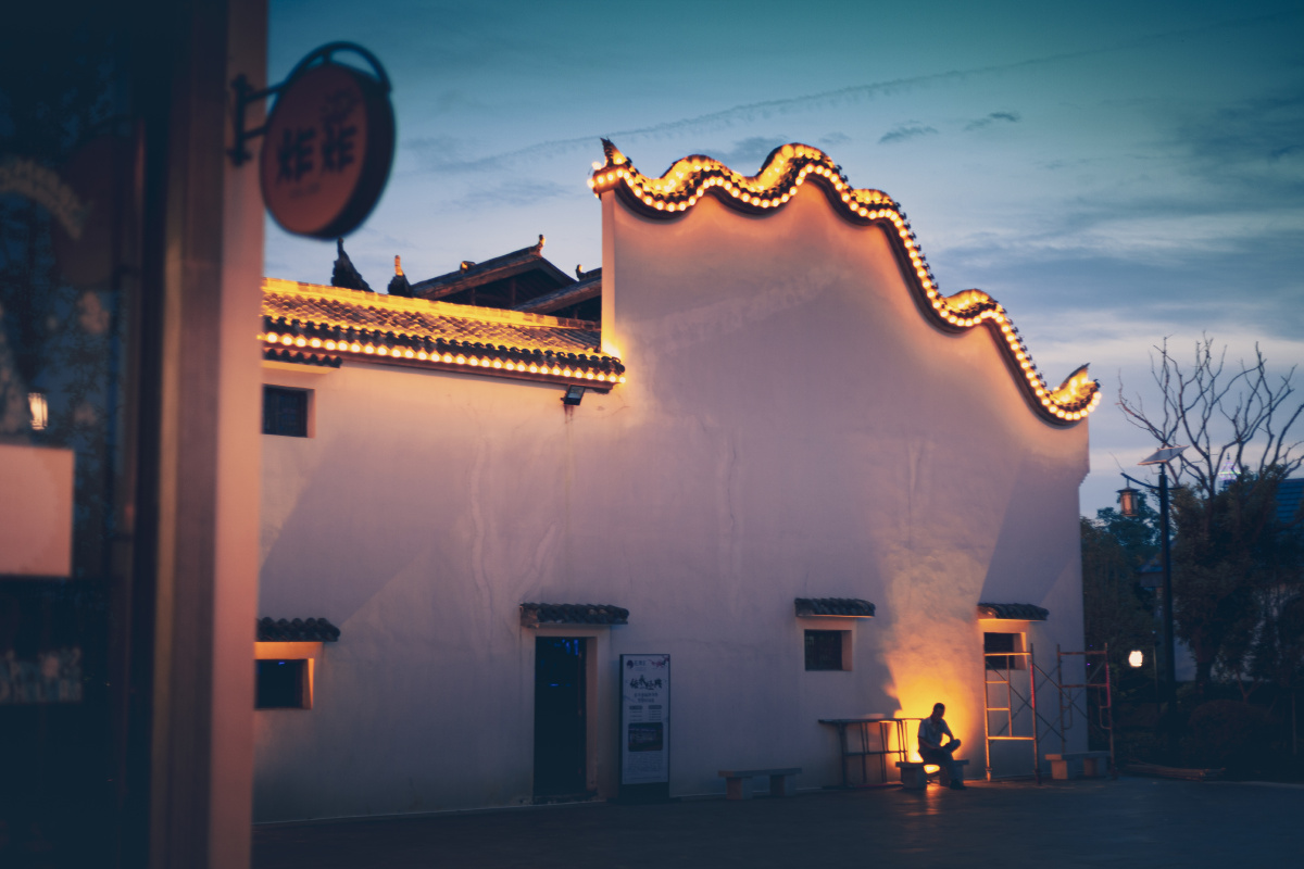 人在屋檐下不得不低头