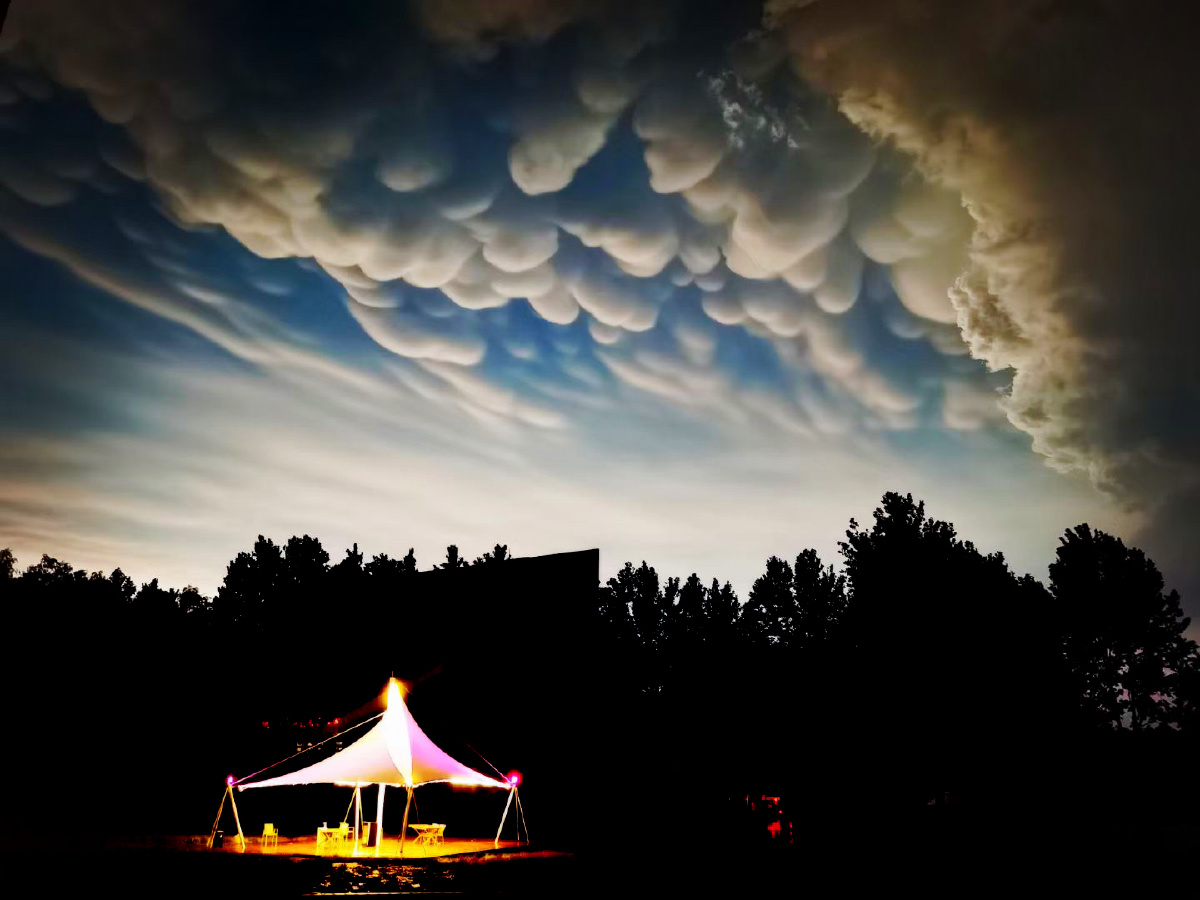 暴风雨之前的宁静蘑菇状云
