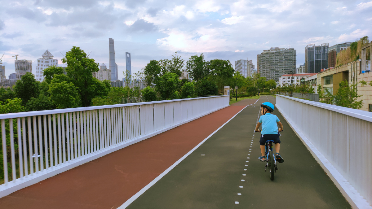 沿江骑行浦东上海没有骑过这条将近十公里的自行车道怎知上海是有多么