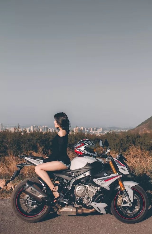 气质上佳的机车美女