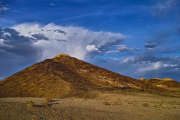 黑戈壁上的碉堡山
