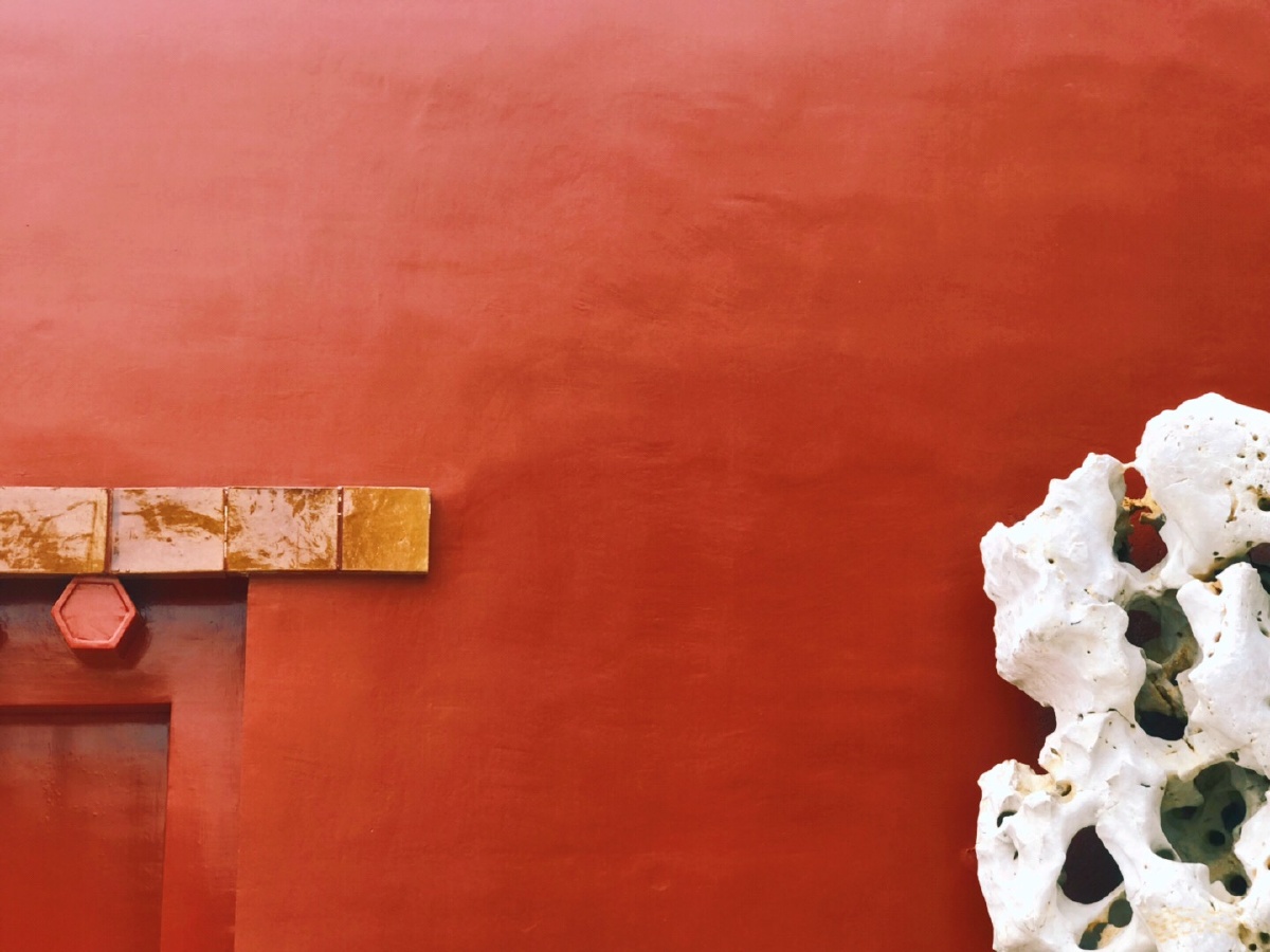 黛瓦红墙绿树繁花