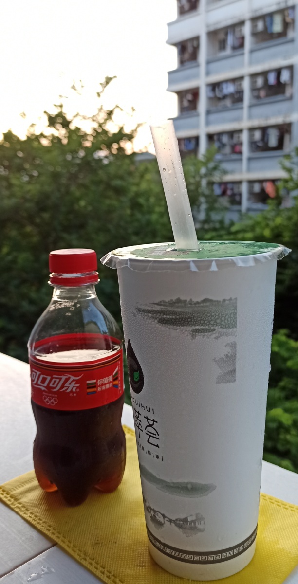 冬日的可乐和奶茶与夏日相撞不知哪个更美味呢