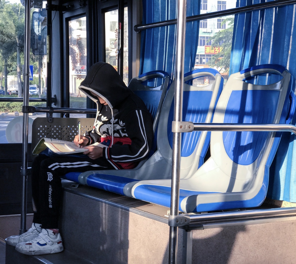 两次相遇星期六的早晨去兼职路上两次遇到这两个小朋友在车上看书学习