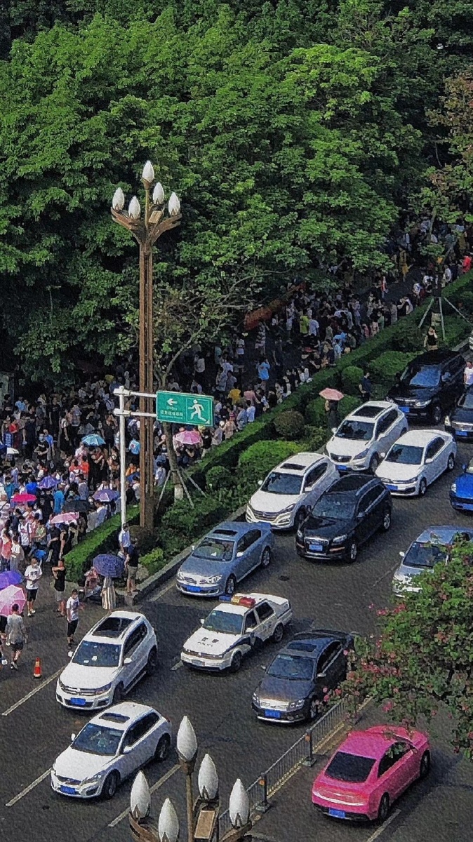 熙熙攘攘的街道来来往往的车辆