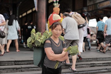 卖莲蓬的大妈
