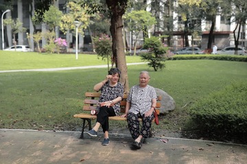 闲坐的老人