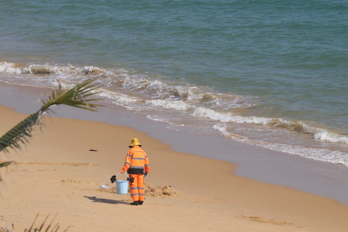 让世界更清洁沙滩边流落着各色的海报和圆柱形水瓶下午两点一刻正是