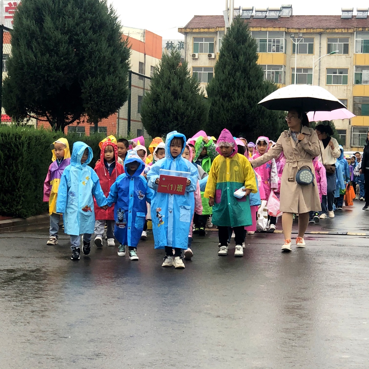 一年级新生雨天放学