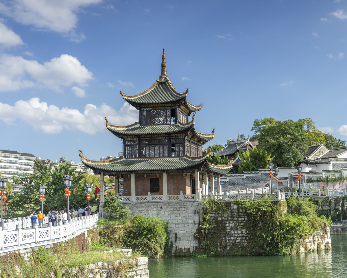 贵阳市南明河两岸甲秀楼远眺东山寺贵州省民族博物馆