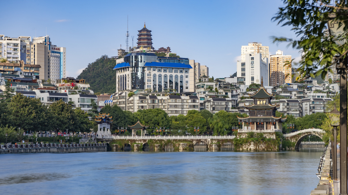 贵阳市南明河两岸甲秀楼远眺东山寺贵州省民族博物馆