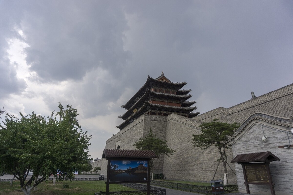 偶遇雷阵雨，黑云压城。