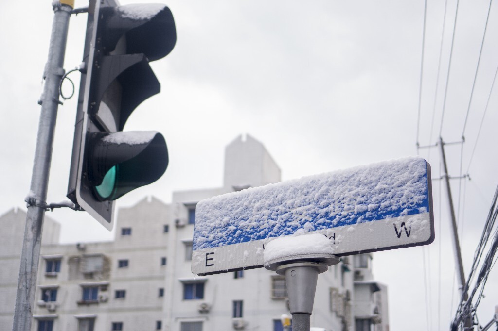 路牌已被雪遮蔽