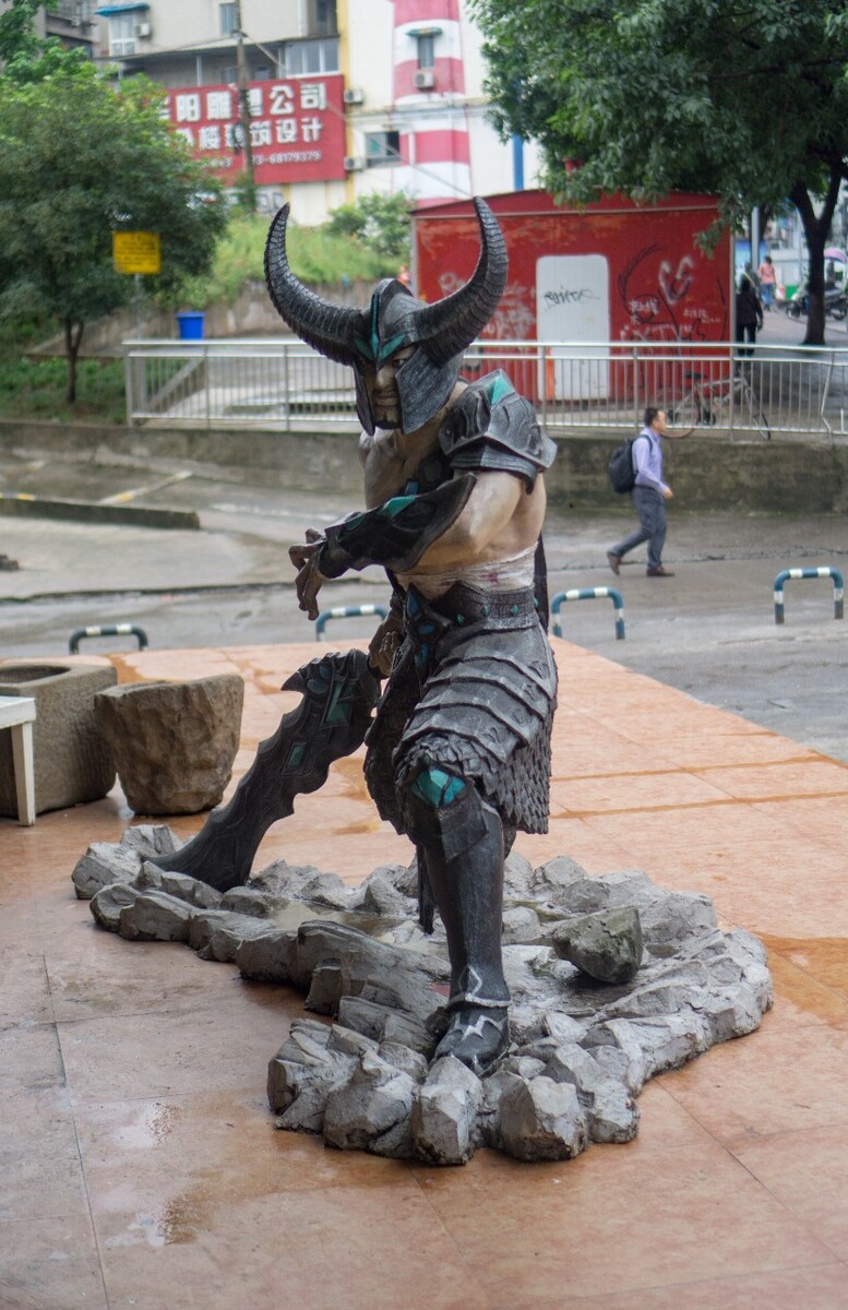 蛮族之王·泰达米尔 位于黄桷坪涂鸦街的一家雕塑店门口