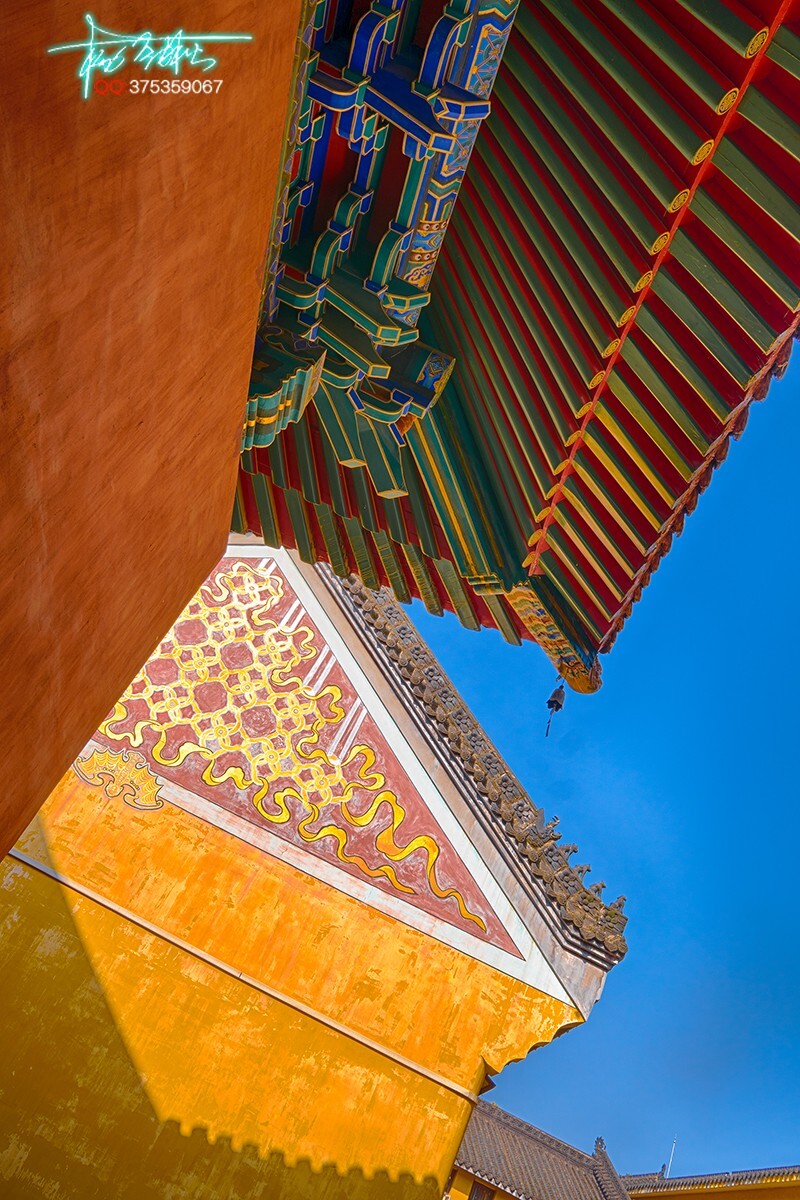 阳光下的寺院