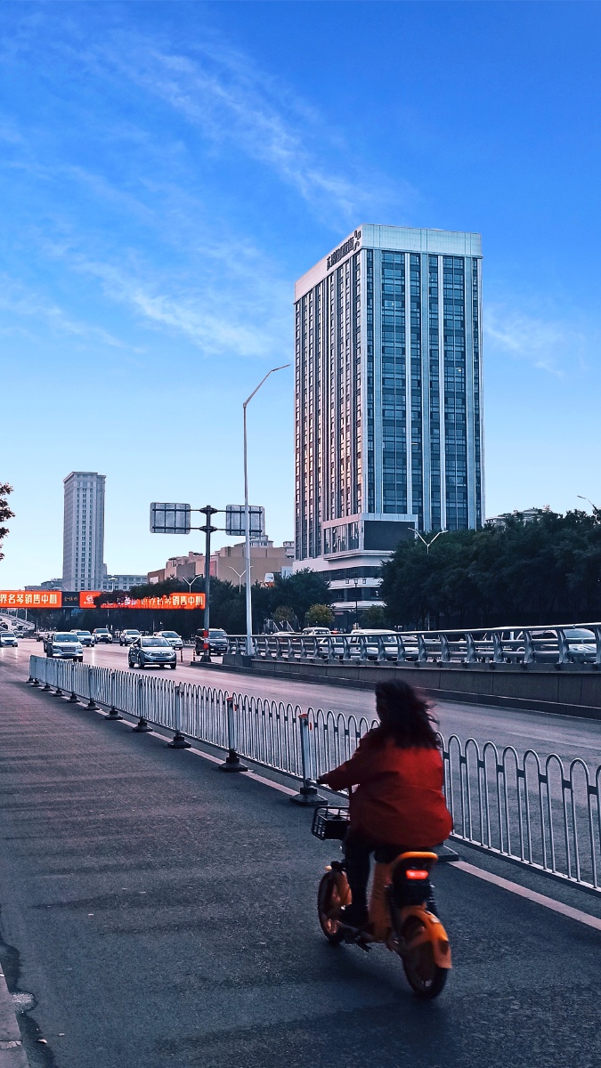 晋中市路边的高楼