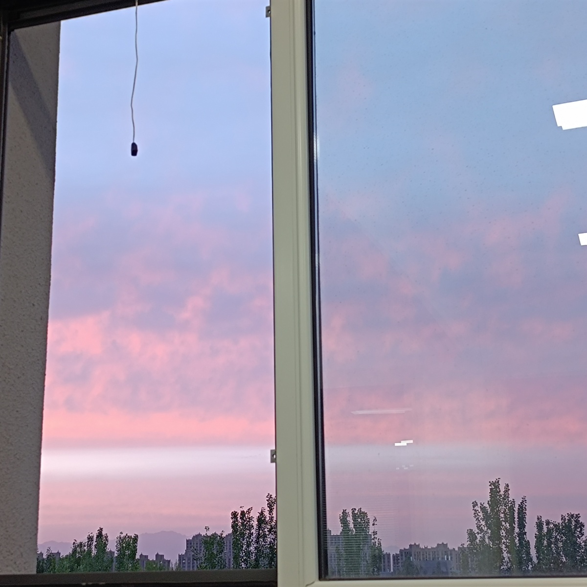又是一年盛夏我在教室里欣赏窗外的夕阳出了神而你在条件艰苦的远方守