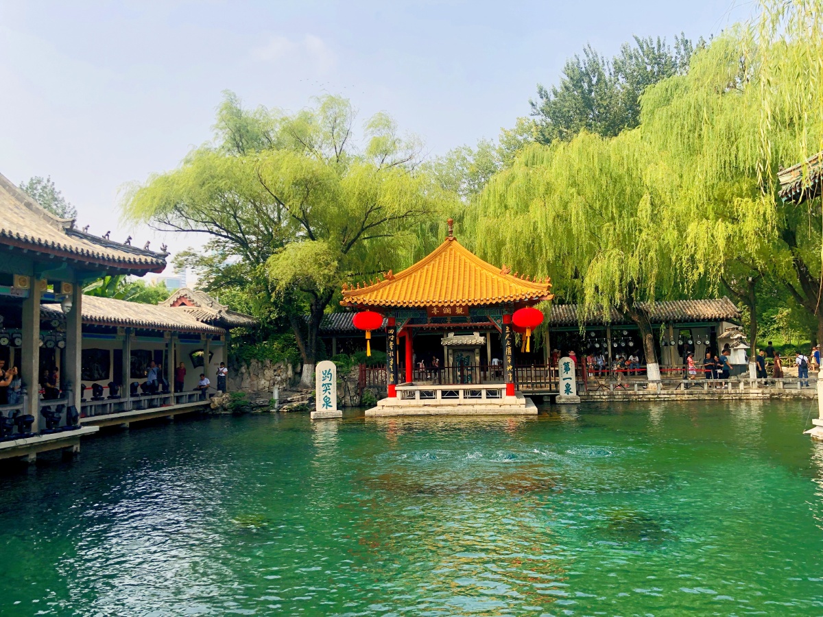 趵突泉,济南三大名胜之一,位于山东省济南市历下区,东临泉城广场,北望