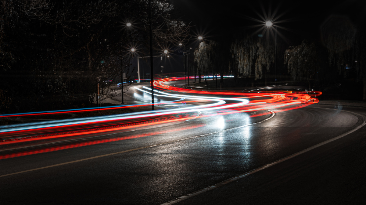 汽车道路s形长曝光堆栈车灯轨迹夜景