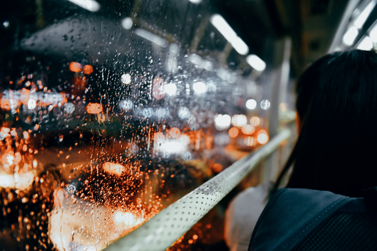 公交车窗外的雨一直下车窗的玻璃上五彩缤纷