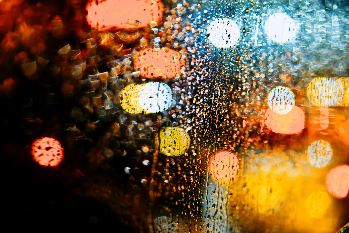 公交车窗外的雨一直下车窗的玻璃上五彩缤纷