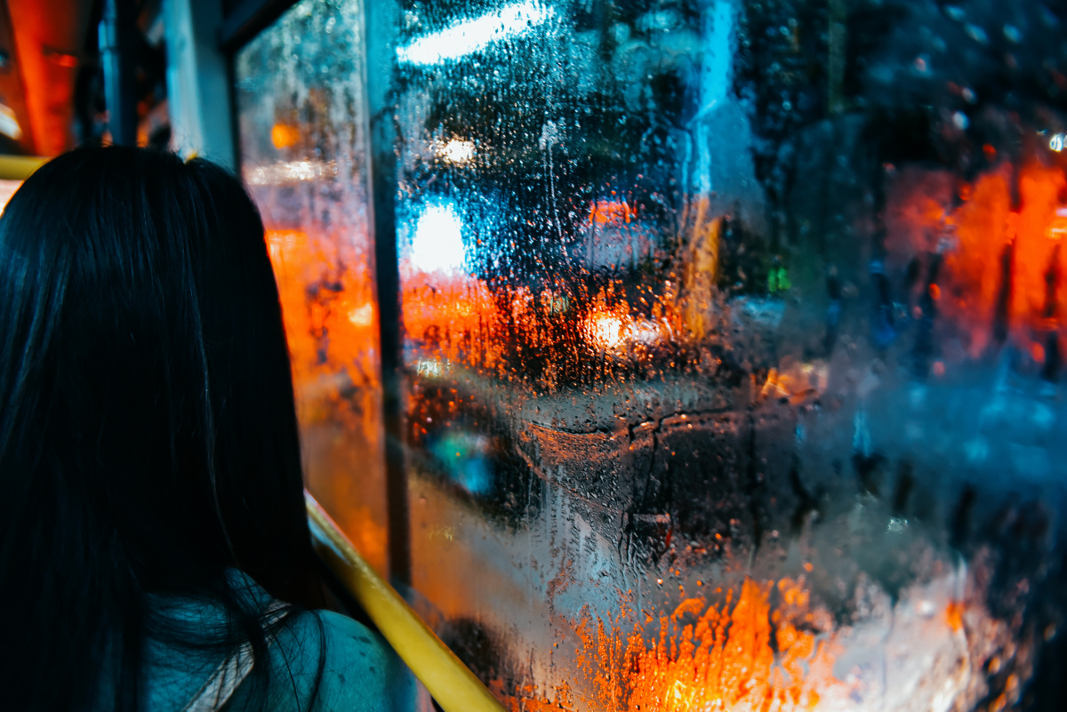 公交车窗外的雨一直下车窗的玻璃上五彩缤纷