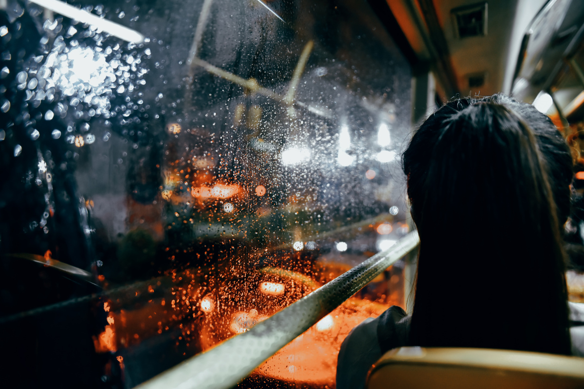 公交车窗外的雨一直下车窗的玻璃上五彩缤纷